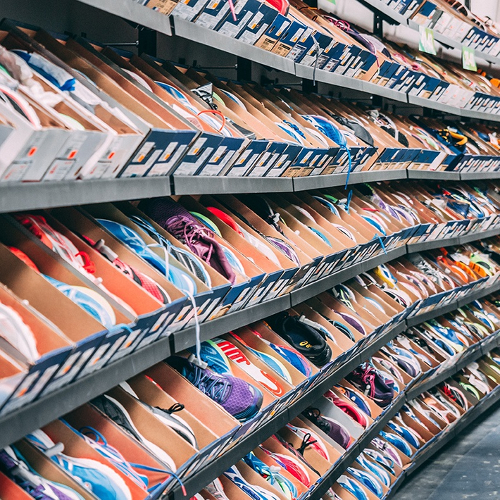 Ein Regal mit offenen Schuhkartons, in denen Schuhe sind.