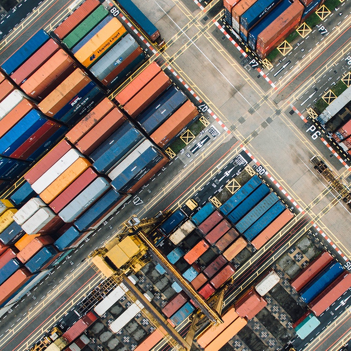 Ein Containerhafen aus der Vogelperspektive.